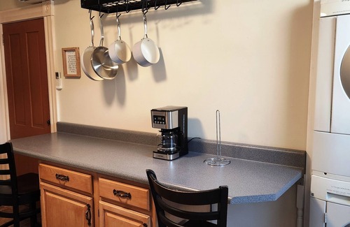 Cumberland Apartment | Charming 2-bedroom apartment with equipped kitchen and AC, in Cumberland, MD.