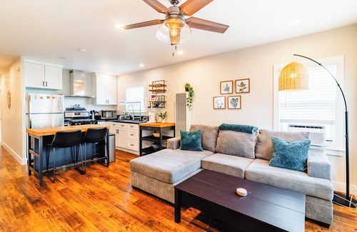 Alamitos Beach Apartment | Charming 2-Bedroom apartment/10-min walk to the Beach/Parking Stall/AC