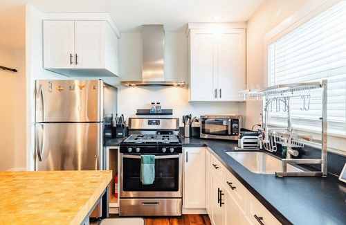 Alamitos Beach Apartment | Charming 2-Bedroom apartment/10-min walk to the Beach/Parking Stall/AC