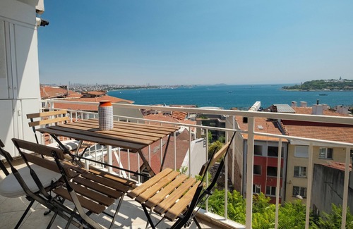Kabatas Apartment | Charming 2-bedroom apartment with stunning sea view and AC in Istanbul