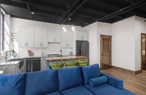 Covington Apartment | Charming 2-bedroom apartment with AC, WiFi in the Heart of Covington Square