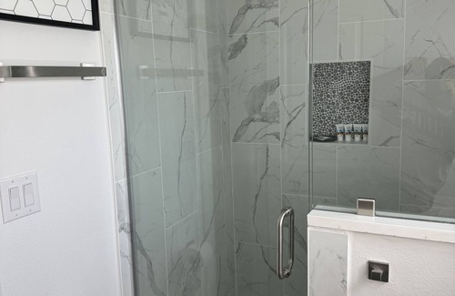 Garfield Apartment | Charming 2-bedroom apartment with WiFi, AC in awesome Del Valle 3 parking lot
