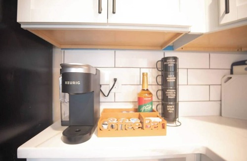 Royal Oak Apartment | Charming 2-bedroom apartment in Royal Oak with AC, WiFi