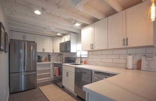 Royal Oak Apartment | Charming 2-bedroom apartment in Royal Oak with AC, WiFi