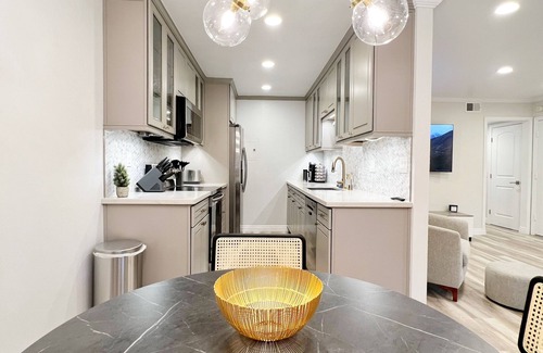 Snail Apartment | Charming 2-bedroom apartment in Sunnyvale with Pool View!