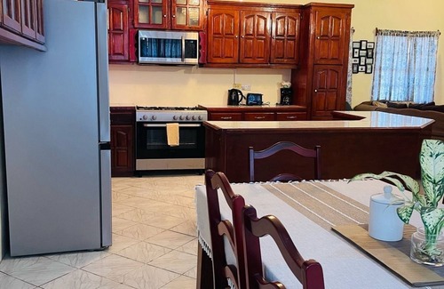 Brighton Apartment | Charming 2-bedroom apartment with WiFi, AC at Castle Berry