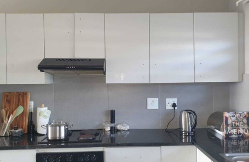Burgundy Estate Apartment | Charming 2-bedroom apartment in Cape Town Near Beaches & CBD with Wifii