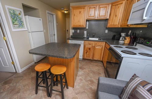 Accident Apartment | Charming 2-bedroom apartment with AC, WiFi in delightful Accident