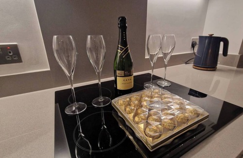 London Borough of Bromley Apartment | Charming 2-bedroom apartment next to Bromley station
