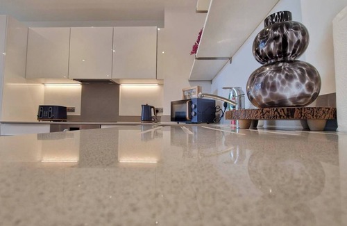 London Borough of Bromley Apartment | Charming 2-bedroom apartment next to Bromley station