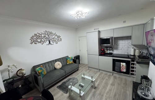 College Park and Old Oak Apartment | Charming 2 Bedroom Apartment in London