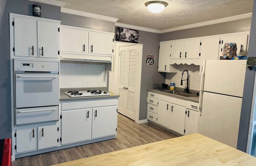 Benton Apartment | Charming 2-bedroom apartment near Rend Lake