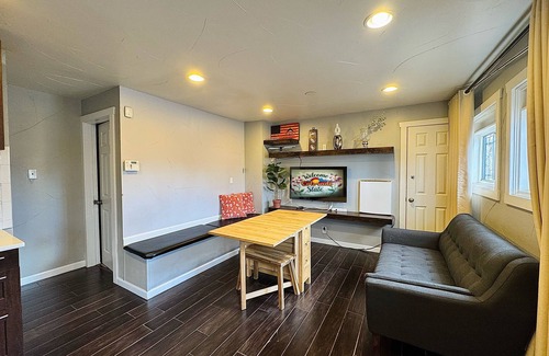 Virginia Village Apartment | Charming 2-bedroom apartment with AC, WiFi Near Cherry Creek, Denver