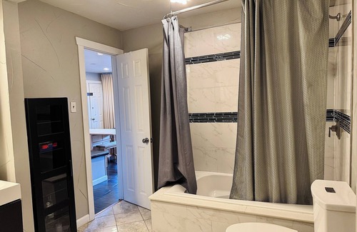 Virginia Village Apartment | Charming 2-bedroom apartment with AC, WiFi Near Cherry Creek, Denver