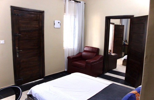 Accra Bed & Breakfast | Charming 2-bedroom B&B with WiFi, AC in enchanting Accra.