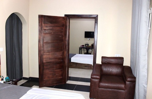 Accra Bed & Breakfast | Charming 2-bedroom B&B with WiFi, AC in enchanting Accra.
