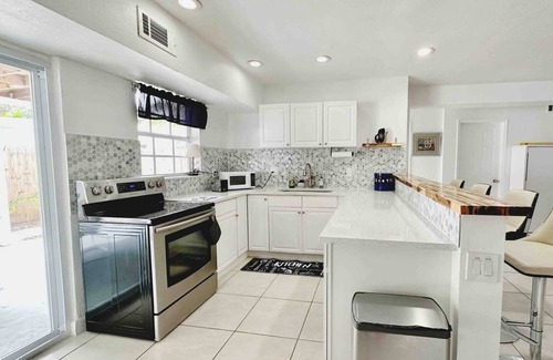 Boca Raton House | Charming 2-bedroom bungalow 1.5 mi to beach, Huge Parking Lot, AC, Heater, WiFi