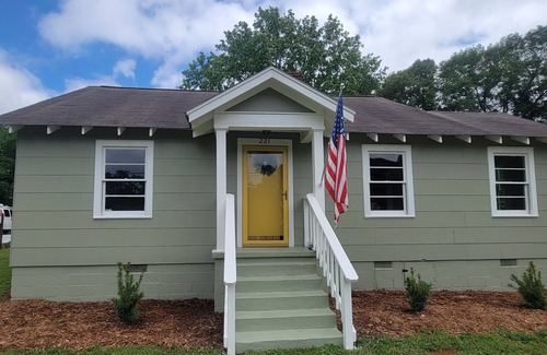 Parker House | Charming 2-bedroom bungalow in lovely Greenville, Downtown