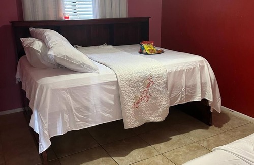 Pine Hills Bed & Breakfast | Charming 2-bedroom bed & breakfast in beautiful Orlando with WiFi, AC