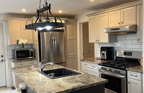 Crystal Beach House | Charming 2-bedroom bungalow with AC, WiFi in lovely Crystal Beach Niagara