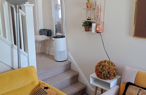 Clairton House | Charming 2-bedroom building with fitness room and AC in Clairton