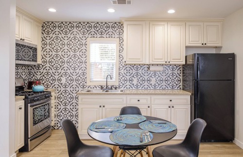 Ontario House | Charming 2-bedroom bungalow with AC, WiFi in welcoming Ontario
