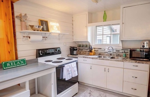 Twin Lakes Cottage | Charming 2-bedroom cottage with AC, WiFi, & huge fenced in back yard- Twin Lakes