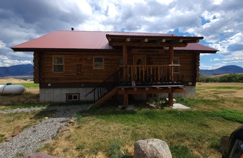 Emigrant Cabin | Charming 2-bedroom cabin in Emigrant with Beautiful Views
