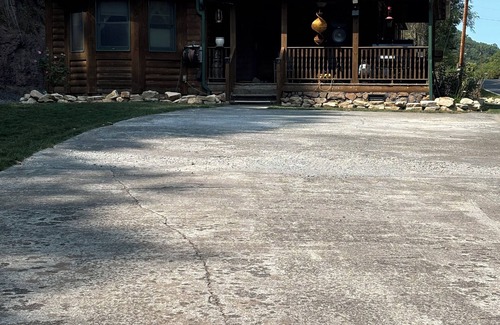 True Cabin | Charming 2-bedroom cabin with WiFi, AC in peaceful Pipestem