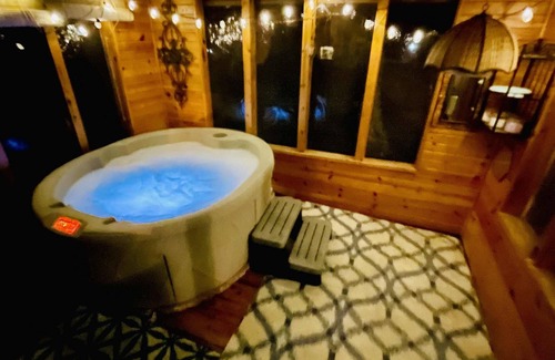 Saginaw Cabin | Charming 2-bedroom cabin in Saginaw with AC
