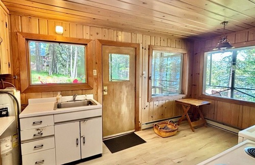 Worley Cabin | Charming 2-bedroom cabin with lake views offering a quiet, lake-side retreat.