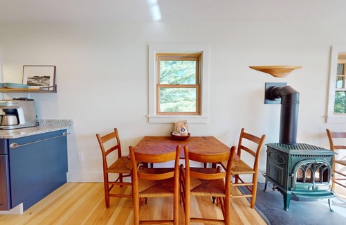 Northport Cottage | Charming 2-bedroom cottage nestled in the seaside village of Temple Heights