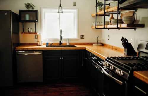 Higgins Lake Cottage | Charming 2-bedroom cottage in Roscommon with AC, WiFi, walk to Lake Higgins