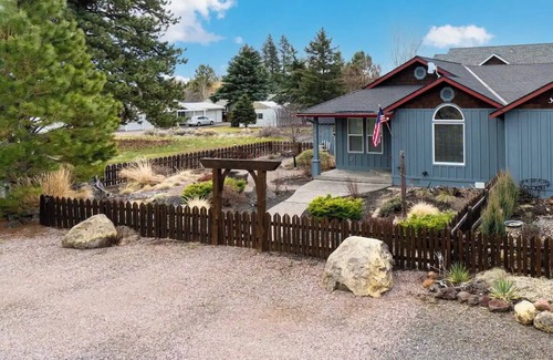 Sisters Condo | Charming 2-bedroom condo walking distance from cozy & quaint downtown Sisters.
