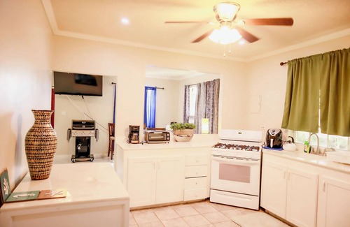 Weston Condo | Charming 2-bedroom condo in Weston with AC, WiFi and so close to the beach!