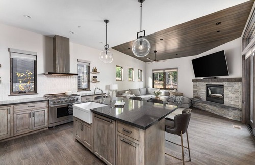 Truckee Cottage | Charming 2-bedroom cottage up against the forest in Schaffer's Mill