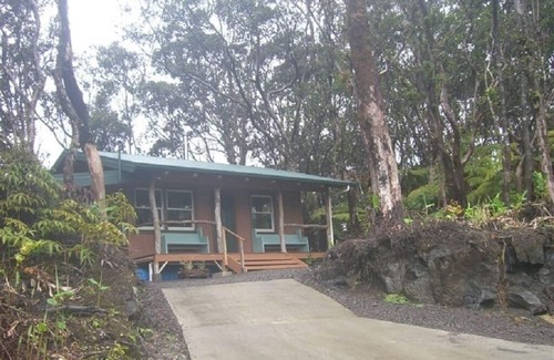 Volcano House | Charming 2 Bedroom Cottage Walking Distance from Volcano Village