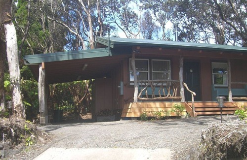 Volcano House | Charming 2 Bedroom Cottage Walking Distance from Volcano Village