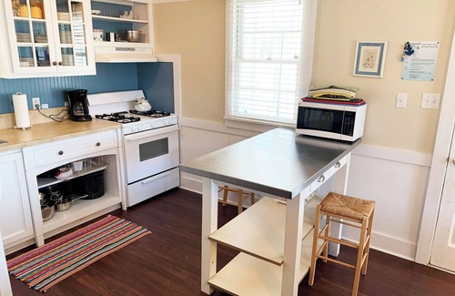 Bozman Cottage | Charming 2-bedroom cottage, waterfront, WiFi