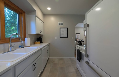 Pella Cottage | Charming 2-bedroom cottage with WiFi, AC in lovely Pella
