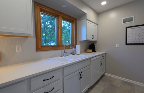 Pella Cottage | Charming 2-bedroom cottage with WiFi, AC in lovely Pella