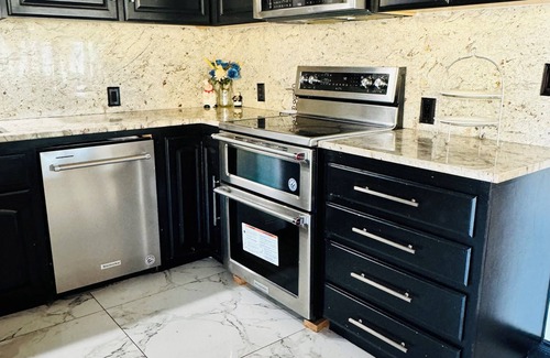 Kaweah House | Charming 2-bedroom country house in Exeter with WiFi, AC, Mountain views