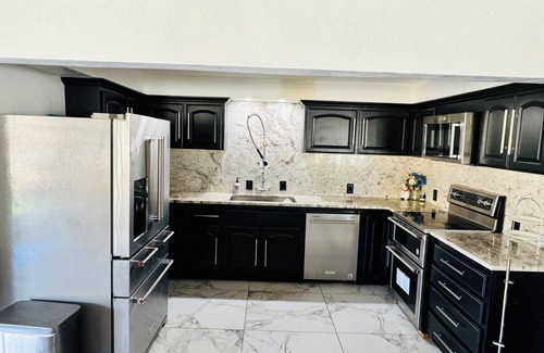 Kaweah House | Charming 2-bedroom country house in Exeter with WiFi, AC, Mountain views