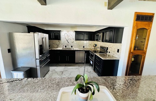 Kaweah House | Charming 2-bedroom country house in Exeter with WiFi, AC, Mountain views