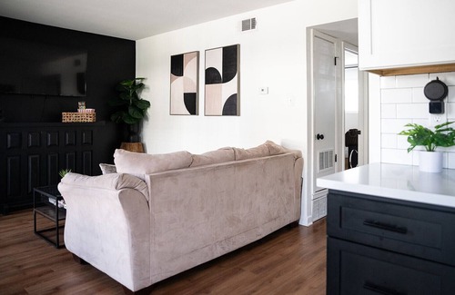 Medical District Apartment | Charming 2-bedroom downtown apartment with WiFi, AC, & Free Parking