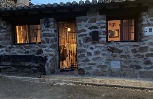Santa Maria de los Caballeros Ski Chalet | Charming 2-bedroom cottage with WiFi, AC in enchanting Los Cuartos de Gredos