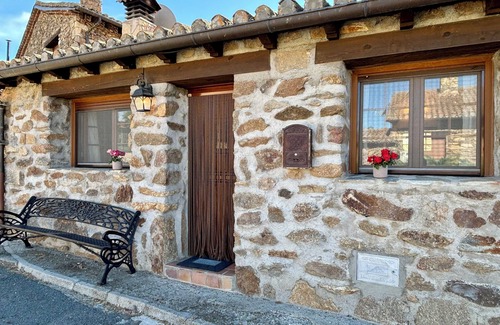 Santa Maria de los Caballeros Ski Chalet | Charming 2-bedroom cottage with WiFi, AC in enchanting Los Cuartos de Gredos
