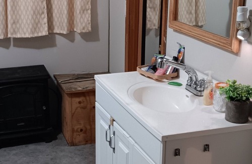 Blackshear Other | Charming 2-bedroom farmhouse in Blackshear with AC