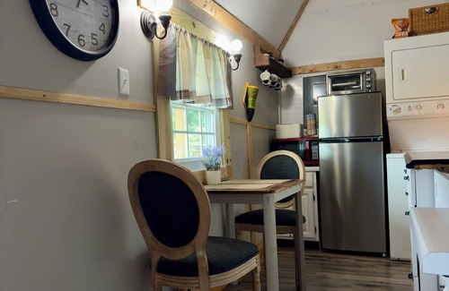 Decherd Other | Charming 2-bedroom farmhouse near The Caverns and Woods Reservoir Lake