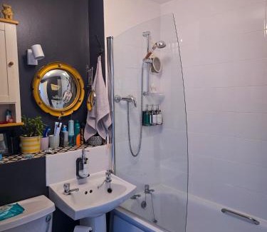 Leith Apartment | Charming 2-Bedroom Flat in Leith